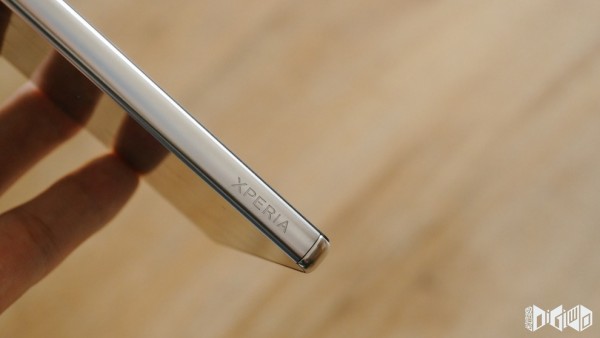 Xperia Z5 Premium "Xperia" branding at side